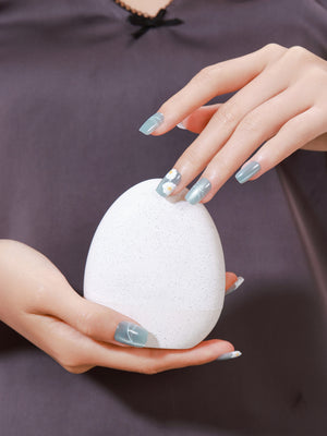 Close-up of Daisy Dream medium square PMMA acrylic daisy press-on nails with floral nail art