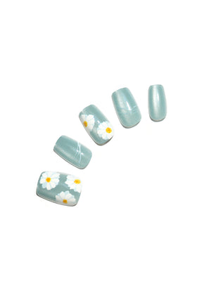 Daisy Dream medium square daisy press-on nails 30-piece set