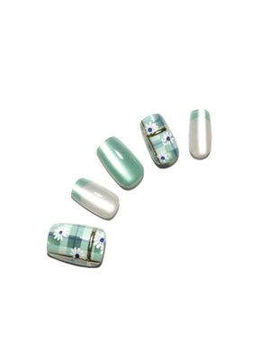 Meadow Bloom short square mint plaid daisy press-on nails 30-piece set